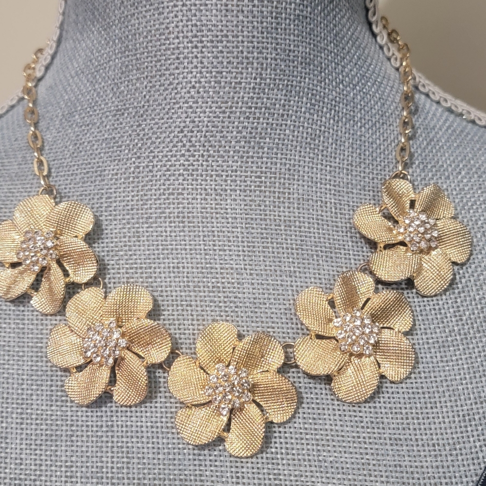 🏷️Pre Owned Sparkly Accent Bling Flowers Rhinestone Gold toned Necklace